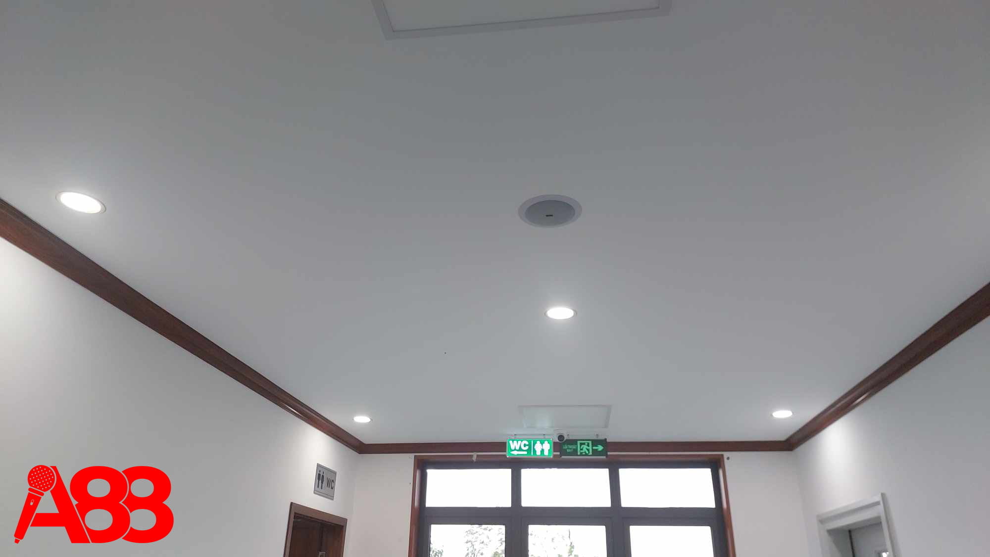 Lắp đặt hệ thống âm thanh thông báo ở nhà vệ sinh