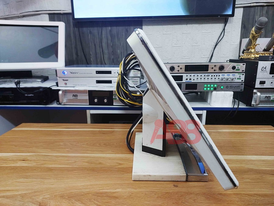 man-hinh-cam-ung-vietktv-21-inch-cu